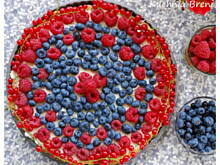 Fot. Brenia, Tarta z sezonowymi owocami i kremem śmietanowym