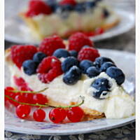 Tarta z sezonowymi owocami i kremem śmietanowym