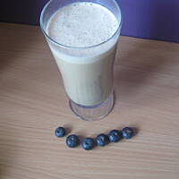 Kawa mrożona z mlekiem skondensowanym i wodą mineralną