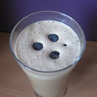 Kawa mrożona z mlekiem skondensowanym i wodą mineralną