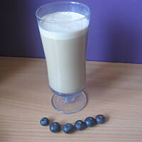 Kawa mrożona z mlekiem skondensowanym i wodą mineralną