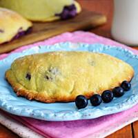 Pieczone pierożki drożdżowe z jagodowym serkiem