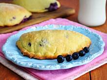 Fot. MIENTA, Pieczone pierożki drożdżowe z jagodowym serkiem