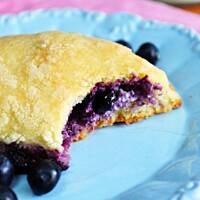 Pieczone pierożki drożdżowe z jagodowym serkiem