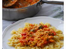 Fot. Brenia, Makaron z cukinią w sosie śmietanowo-pomidorowym