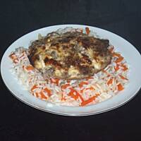 Zapiekany placek mięsno-paprykowy na ryżu z warzywami