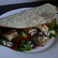 Tortilla z grillowanym kurczakiem, ryżem i warzywami