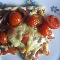 Pizza z kabanosami i pomidorkami koktajlowymi