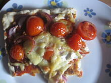 Fot. MonikaMariolka, Pizza z kabanosami i pomidorkami koktajlowymi