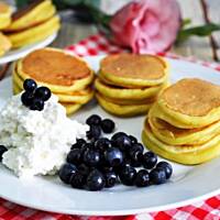 Mini pancakes jogurtowe z twarożkiem i jagodami