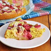 Jogurtowo-razowe ciasto z rabarbarem