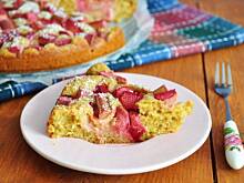 Fot. MIENTA, Jogurtowo-razowe ciasto z rabarbarem