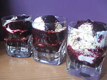 Fot. MonikaMariolka, Deser jagodowo - jogurtowy z płatkami owsianymi górskimi