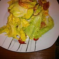 Sałatka z sałaty lodowej pomidora i ogórka z dressingiem jogurtowym