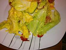 Fot. bobo100, Sałatka z sałaty lodowej pomidora i ogórka z dressingiem jogurtowym