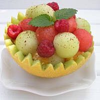 Sałatka w kulkach w miskach z melona