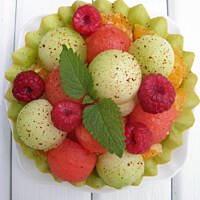 Sałatka w kulkach w miskach z melona