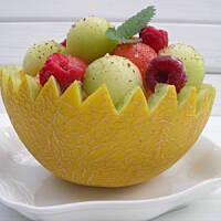 Sałatka w kulkach w miskach z melona