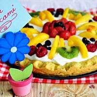 Tarta z bitą śmietaną i owocami