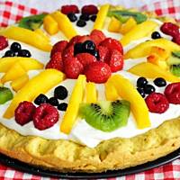 Tarta z bitą śmietaną i owocami