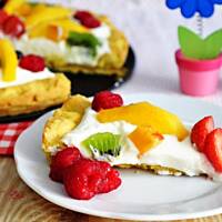 Tarta z bitą śmietaną i owocami