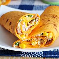 Pomidorowe tortille z tuńczykiem i kukurydzą