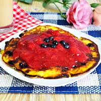 Jagodowy omlecik z truskawkowym musem