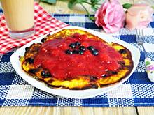 Fot. MIENTA, Jagodowy omlecik z truskawkowym musem