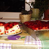 Sernik z truskawkami, galaretką i Migdałowym Biszkoptem