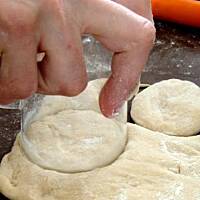 Kluski parowane z sosem jagodowym.