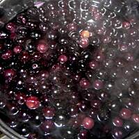 Kluski parowane z sosem jagodowym.