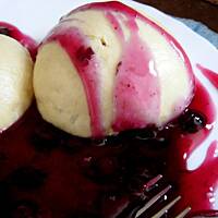 Kluski parowane z sosem jagodowym.