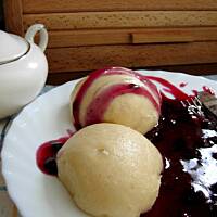 Kluski parowane z sosem jagodowym.