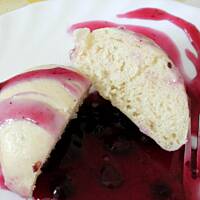 Kluski parowane z sosem jagodowym.