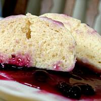 Kluski parowane z sosem jagodowym.