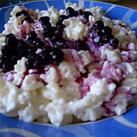 makaron z serem białym i truskawkami