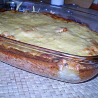 zapiekanka z sosem pomidorowym i serem