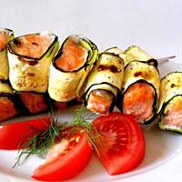 Szaszłyki rybne otulone cukinią