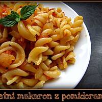 Letni makaron z pomidorami