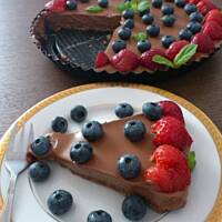 Tarta bez pieczenia z czekoladowym musem i owocami