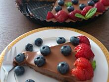 Fot. BernadettaP, Tarta bez pieczenia z czekoladowym musem i owocami