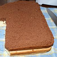 Tort na Śmietankowo - Czekoladowym Biszkopcie.