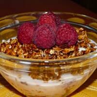 Jogurt z płatkami owsianymi i malinami