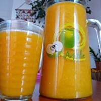 Napój marchewkowy z owocami