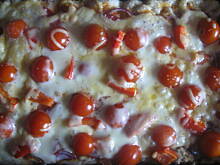 Fot. MonikaMariolka, Pizza z papryką pomidorkami koktajlowymi i szynką szwarcwaldzką