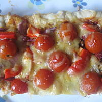 Pizza z papryką pomidorkami koktajlowymi i szynką szwarcwaldzką