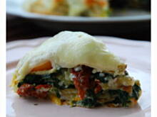 Fot. Brenia, Tort naleśnikowy ze szpinakiem i pomidorami