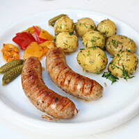 pieczona biała kiełbaska