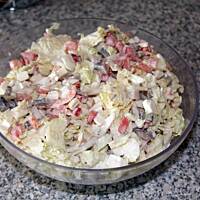 Szybka sałatka z sosem czosnkowym