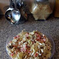 Szybka sałatka z sosem czosnkowym